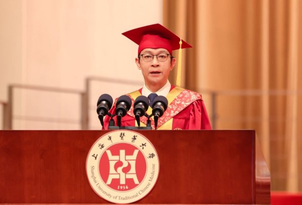 永隆配资 上海中医药大学1940名学生毕业，校长季光以中医“五味”为喻寄语学子